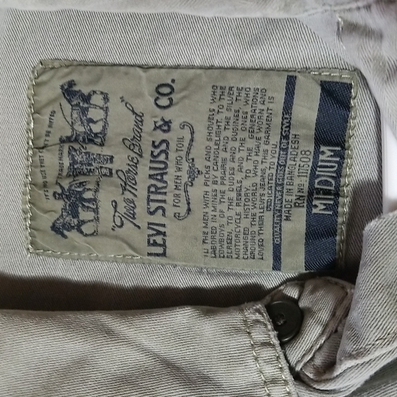 3 for 20. Mens Levi Strauss shirt. Medium - Picture 4 of 8